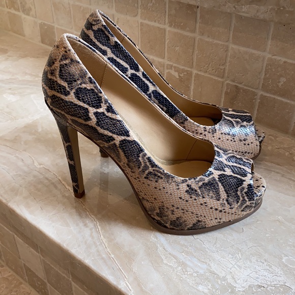 Size 6 1/2 Kelsi Dagger Heels - Picture 2 of 4